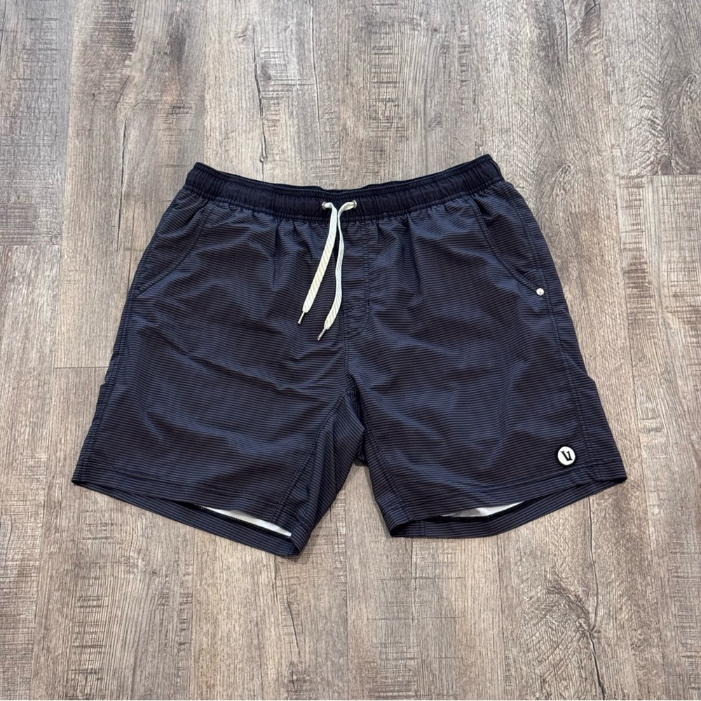Vuori Kore Short Lined 7" Black Stripes XL
